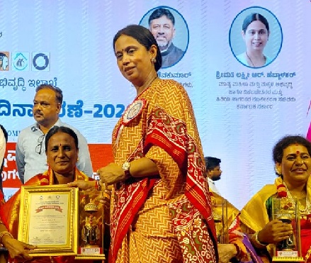 ಶ್ರೀನಿವಾಸಪುರ:ಮಹಿಳಾ ಉದ್ಯಮಿ ರತ್ನಮ್ಮಗೆ ರಾಣಿ ಚನ್ನಮ್ಮ ರಾಜ್ಯ ಪ್ರಶಸ್ತಿ!