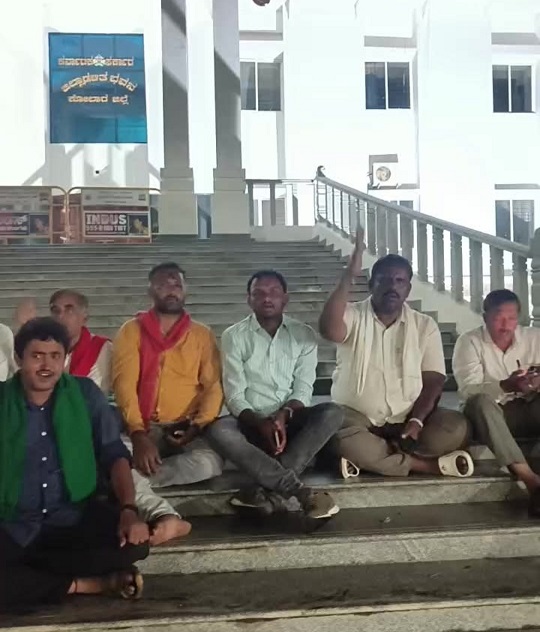 ಮಾವು ಬೆಳೆಗಾರರಿಂದ ಜಿಲ್ಲಾಧಿಕಾರಿ ಕಚೇರಿ ಮುತ್ತಿಗೆ,ಅಹೋರಾತ್ರಿ ಧರಣಿ!