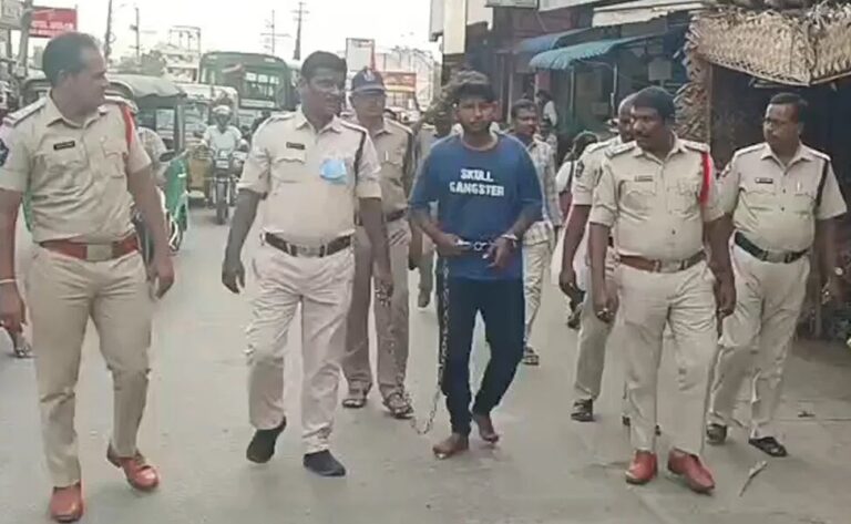 ಪೋಲಿಸ್ ಮೇಲೆ ಹಲ್ಲೆ ಆರೋಪ:ಕೈಕೋಳ ಹಾಕಿ ಮೆರವಣಿಗೆ!
