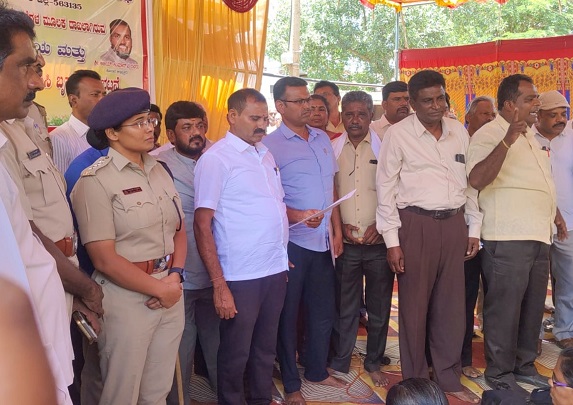 ಶ್ರೀನಿವಾಸಪುರ: ಶಿಕ್ಷಕನ ವಿರುದ್ಧ ದೂರು ವಿರೋಧಿಸಿ ನೌಕರರ ಸಂಘದ ಬೃಹತ್ ಪ್ರತಿಭಟನೆ!