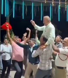 ಬಿಜೆಪಿ ಶಾಸಕನ ಹೊತ್ತು ಮೆರೆದ ಪೊಲೀಸರು; ವಿಡಿಯೋ ವೈರಲ್,ಸಿಬ್ಬಂದಿ ವರ್ಗಾವಣೆ!