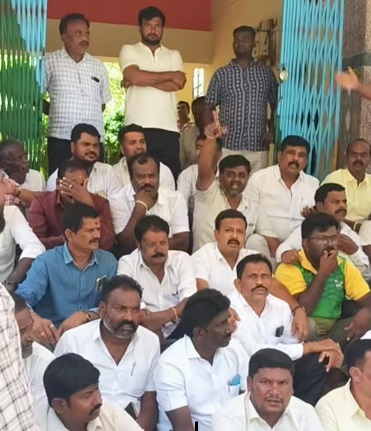 ನಮ್ಮ ಜಮೀನು ನಮಗೆ ವಾಪಸ್ಸು ಕೋಡಿ DFO ಕಚೇರಿ ಮುಂದೆ ಪ್ರತಿಭಟನೆ!