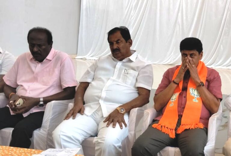 ಶ್ರೀನಿವಾಸಪುರ:ಪದವೀಧರ ಚುನಾವಣೆ ಮೈತ್ರಿ ಅಭ್ಯರ್ಥಿ ಗೆಲ್ಲಿಸಲು ತ್ರಿಮೂರ್ತಿಗಳು ಒಂದಾದರ?